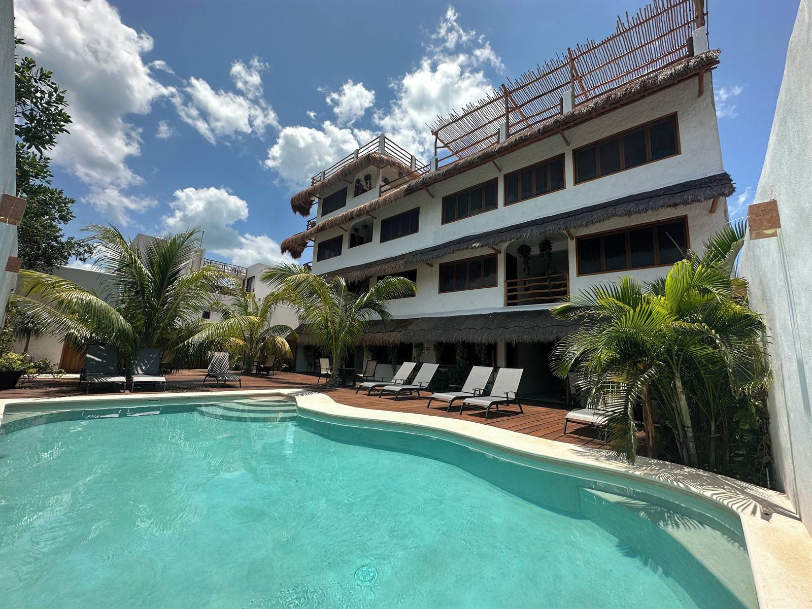 La Casa del Sol Holbox: pool with sun loungers in front of the building