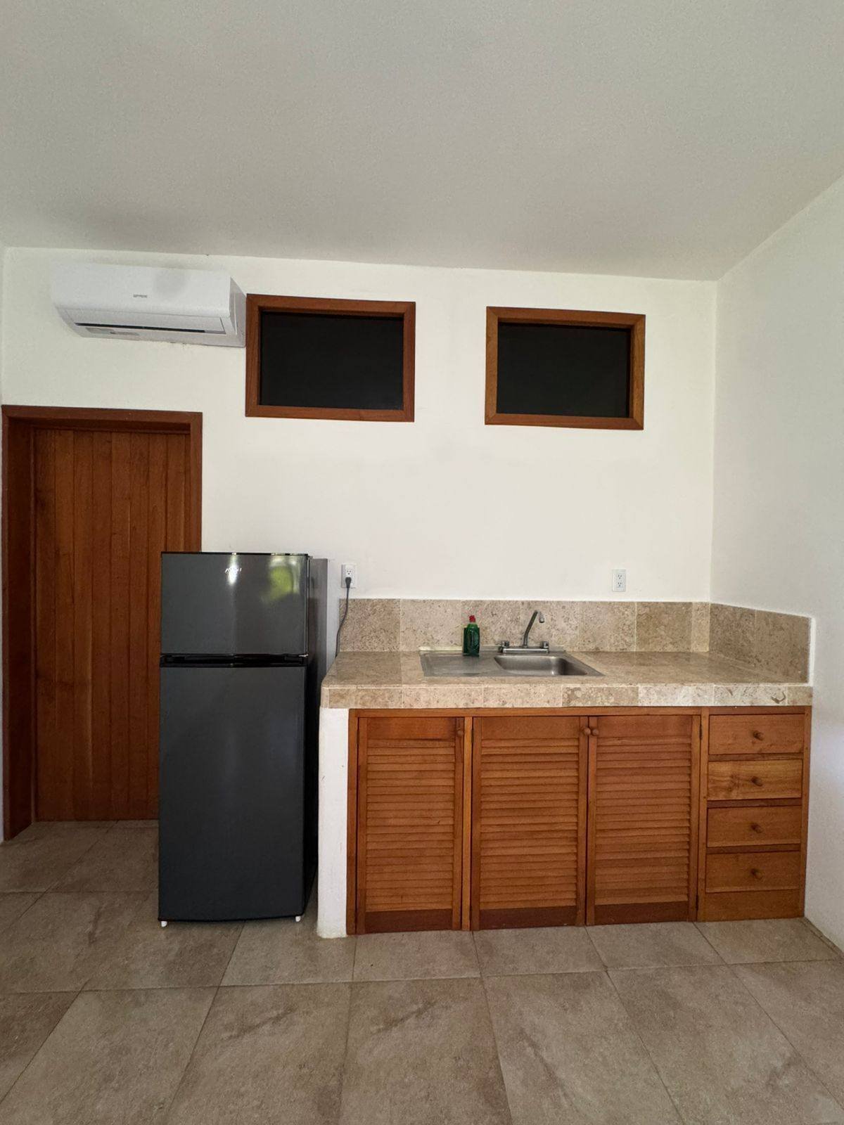 La Casa del Sol Holbox: kitchenette with sink and full-size refrigerator