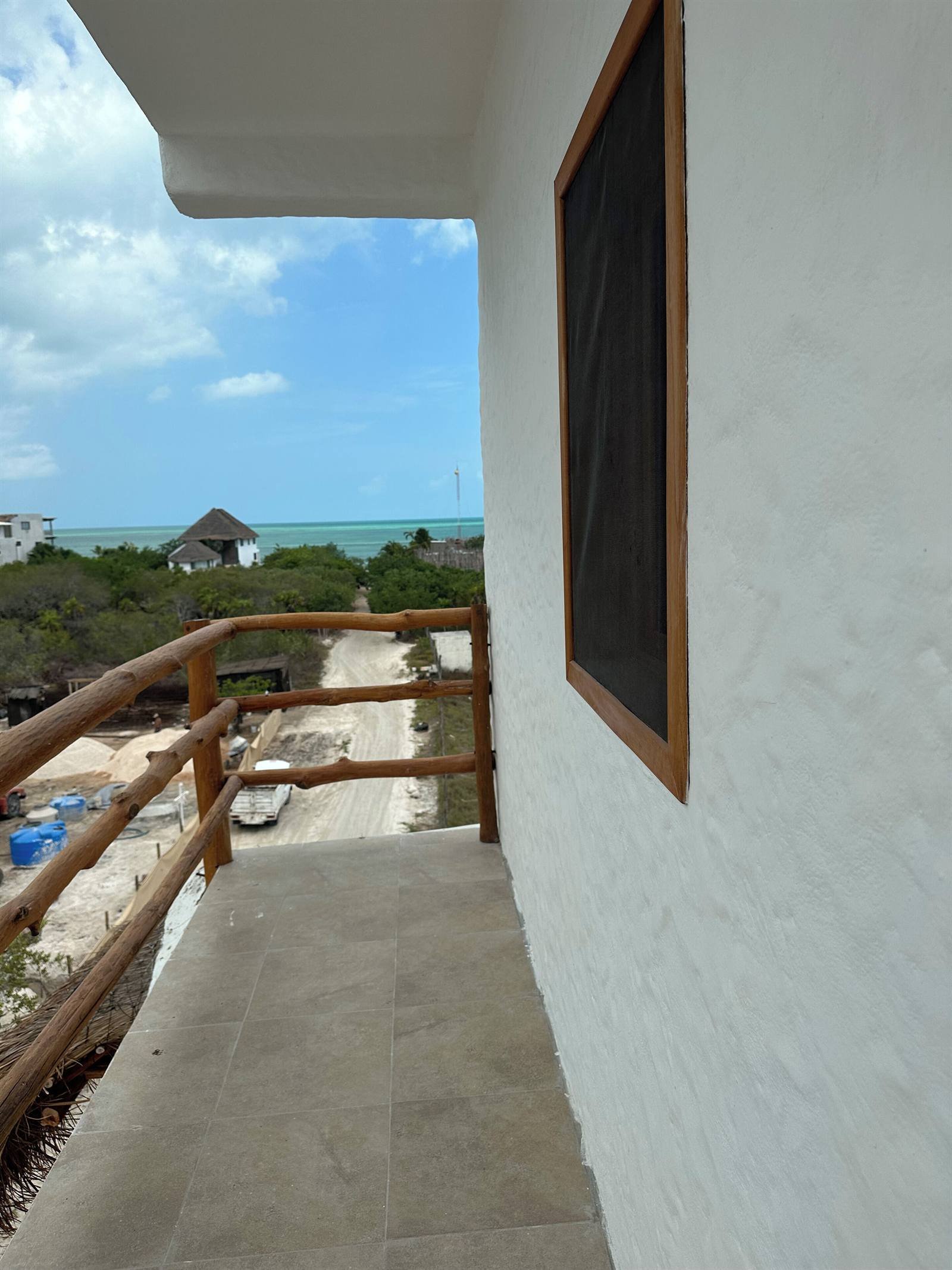 La Casa del Sol Holbox: balcony with a view toward the sea